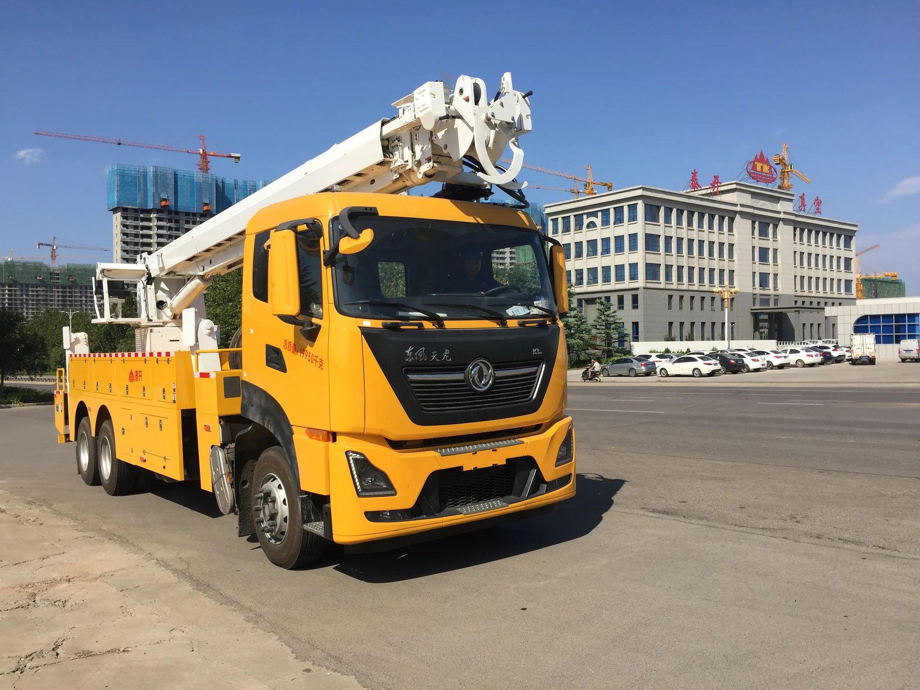 多功能绝缘高空作业车