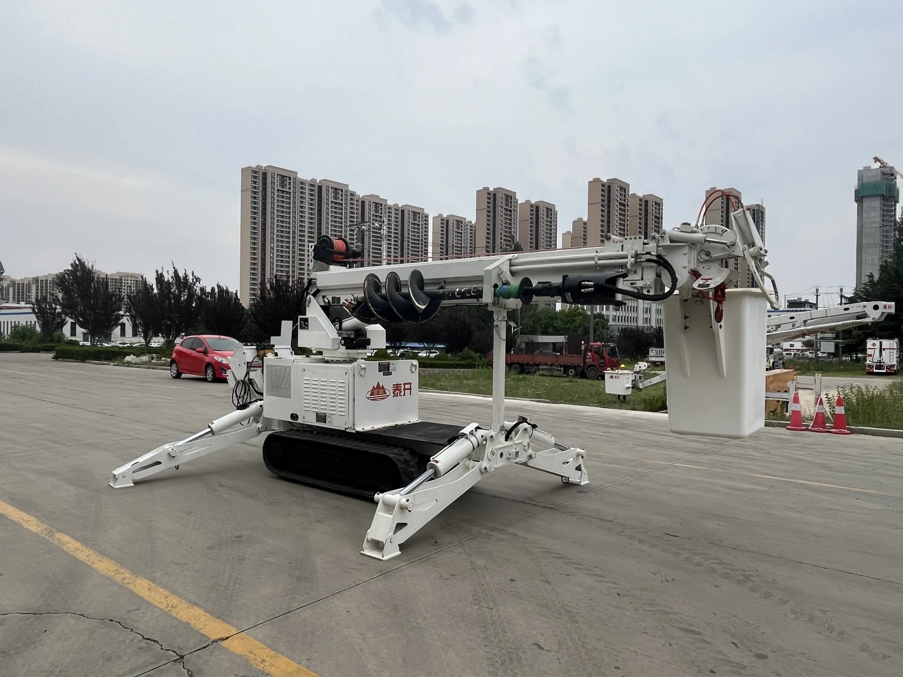 履带式多功能绝缘高空作业车