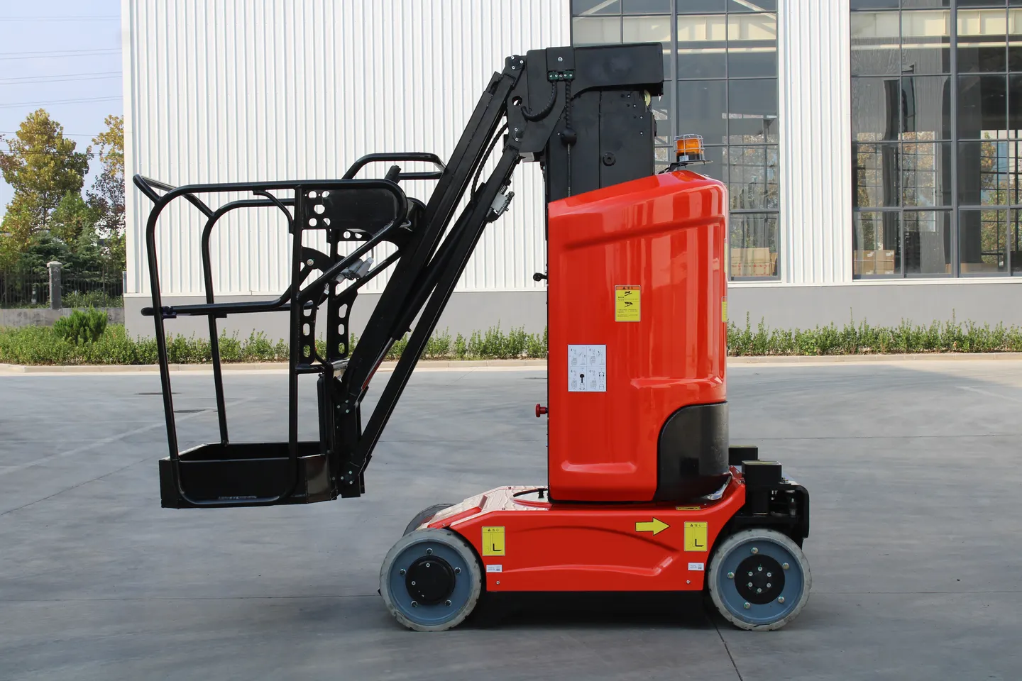 Vertical Mast Lift